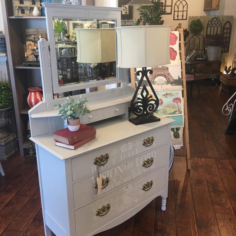 Learn how to add an Iron Orchid Designs Transfer to you painted furniture pieces. This is such an easy DIY home decor idea! #thetreasuredhome #ironorchiddesigns #iod #ironorchiddesignstransfer #diyhomedecor